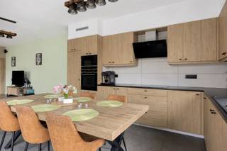 <p><strong>Welkom in deze prachtige moderne villa in Eeklo</strong></p><p>Dit elegante woonhuis met baksteenarchitectuur biedt het perfecte evenwicht tussen hedendaagse comfort en ruimtelijke elegantie. Gelegen op een genereus perceel van 2287 m² in Eeklo, is deze eigendom een ideale keuze voor gezinnen die op zoek zijn naar veel ruimte.</p><p><strong>Interieur en Indeling</strong></p><p>Met een gebruiksoppervlakte van 275 m² beschikt deze woning o.a. over <strong>4 slaapkamers</strong> en <strong>2 badkamers</strong>, wat volop mogelijkheden biedt voor gezinnen van verschillende grootte. </p><p><strong>Woonruimtes</strong></p><p>De woning beschikt over een ruime, lichte living- en eetkamer die naadloos aansluit op een volledig ingerichte keuken met houten kasten en moderne apparatuur. Deze open plattegrond creëert een warme, gastvrije sfeer waar familie en vrienden graag samenkomen. Grote raampartijen en glasschuifdeuren verzorgen veel natuurlijk licht en geven direct uitzicht op de tuin.</p><p><strong>Slaapkamers</strong></p><p>De vier slaapkamers zijn verzorgd ingericht en bieden elk een unieke sfeer. Van een master bedroom met ensuite bathroom tot speelkamers of kantoor, er zijn volop mogelijkheden. De goed ingedeelde hal en overloop zorgen voor praktische circulatie.</p><p><strong>Badkamers</strong></p><p>Beide badkamers zijn modern en voorzien van kwalitatieve afwerking, inclusief het genot van een ligbad en waterzuinige installaties.</p><p><strong>Buitenruimte</strong></p><p>Een enorme extra troef van deze woning is de multifunctionele garage en het enorme buitenterrein. Met een perceel van 2287 m² kunt u genieten van werkelijk gigantisch veel ruimte. De aangelegde tuin biedt plaats voor verschillende zones: een ingerichte zuid gericht terras met meubels, grasvelden, bomen en mogelijkheden voor het houden van dieren of extra groenvoorziening. Een perfect paradijs voor kinderen en huisdieren.</p><p><strong>Garage en Parkeren</strong></p><p>De woning beschikt over 1 grote garage van 64 m², aangevuld met royale parkeermogelijkheden op de oprit. De befaamde inrit is stijlvol aangelegd.</p><p><strong>Bijzonderheden</strong></p><p>Dit woonhuis staat bekend om zijn energetische efficiency en aangepast comfort. De combinatie van hedendaags design en functionele indeling maakt het tot een ideale gezinswoning waar wonen en werken perfect kunnen samen. De garage biedt tal van mogelijkheden naar het opstarten of verder uitbouwen van een zelfstandige activiteit.</p><p><strong>Ligging</strong></p><p>Eeklo is een aantrekkelijke Vlaamse stad met uitstekende verbindingen naar andere regio's. Winkels, scholen en voorzieningen liggen dicht bij elkaar, wat het dagelijks leven eenvoudig en aangenaam maakt.</p><p>Dit is meer dan alleen maar een huis – het is een lifestyle statement met ongekende ruimte en mogelijkheden. Ideaal voor wie van comfort, ruimte en modern wonen houdt.</p><p>Bij interesse mag u mailen naar info@maximm.be en Bert telefonisch contacteren op het nummer 0496/33.24.56. </p>