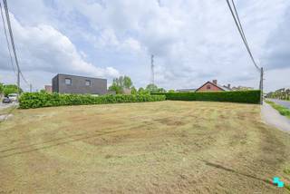 Deze bouwgrond is gelegen op een perceel van 917 m² en bevindt zich op een rustige en gunstige locatie in Waregem. Het perceel is geschikt voor het oprichten van één (of twee) nieuw te bouwen, open bebouwing (ééngezinswoning) met als nevenbestemmingen: kantoorfunctie, dienstverlening, vrije beroepen en handel mits de woonfunctie blijft behouden als hoofdfunctie en de complementaire functie een geringere oppervlakte beslaat dan de woonfunctie. Gelegen nabij scholen, buurtwinkels, handelszaken, openbaar vervoer etc. <strong>Er is geen bouwverplichting! In deze publiciteit vindt u een voorbeeldwoning die kan gerealiseerd worden op deze bouwgrond</strong>. Meer informatie omtrent de bouwvoorschriften zijn terug te vinden op onze website www.bordes.be. Pieter (BIV 515.887) organiseert voor deze woning/bouwgrond de bezoeken ter plaatse via 056 98 03 03.