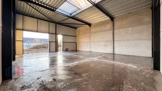 Nouvelle unité PME de 202 m² avec parking privé spacieux à louer. <br /><br />L'unité fait partie d'un parc d'activités composé de 23 unités pour PME, idéalement situé à la périphérie de Bruxelles, à ZELLIK, près de la très fréquentée Pontbeeklaan (N9) qui, après 2 km, offre un accès facile à la R0 et à la E40 via la sortie Groot-Bijgaarden.<br /><br />L'unité brute a une hauteur libre de 6 m et est constituée d'une structure en acier combinée à du béton (3 m de haut) et des panneaux sandwich. Le hangar est accessible par une porte sectionnelle automatique (4 m H x 4 m L) avec porte d'accès et est équipé d'un sol en polybeton, d'une verrière avec trappe d'évacuation de fumée, d'un système de détection d'incendie et de conduites individuelles (eau, électricité (32 A), données). Tube de passage prévu pour borne de recharge.<br /><br />À côté, il y a un réservoir d'eau de pluie privé (5 000 L). La structure du toit permet d'installer des panneaux solaires (15 kg/m²) et des équipements techniques (5 kg/m²). <br /><br />OCCASION UNIQUE DANS UN EMPLACEMENT DE CHOIX<br /><br />Contactez PANORAMA B2B pour obtenir des informations (techniques) complémentaires, des plans ou une visite sans engagement au 0477 07 30 30.