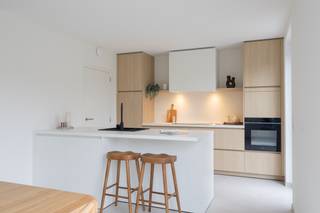 Hectaar is building energy-efficient and practically designed new-build homes in a quiet location in Mazenzele.<br />The homes are situated in a peaceful area near the village, yet very centrally located close to various shops, a primary school and a direct connection between Brussels and Dendermonde. The Kravaalbos forest is also within walking distance of the homes. Ideal for people who are looking for accessibility but above all peace and quiet.<br /><br />With each home, the buyer has the opportunity to have a say in the design and finish of the home. In consultation with our reliable partner suppliers, you can choose the materials and finish according to your taste and budget – so you can really make this home your own.<br /><br />Layout of the homes:<br />Ground floor: Entrance hall with guest toilet, spacious living room with open kitchen, practical storage room and an indoor garage.<br />First floor: Hallway with separate toilet, 3 very spacious bedrooms, bathroom equipped with bath, walk-in shower and double washbasin.<br />Attic: Accessible via the attic hatch – ideal as extra storage space/extension.<br /><br />Advantages of this property:<br />Energy-efficient living.<br />Air/water heat pump and underfloor heating<br />Spacious plots with favourable orientation<br />7,500-litre rainwater tank connected to toilets/washing machine/outdoor tap<br />Indoor garage<br /><br />If you would like more information, contact us today for more details or to make an appointment at our office in Asse.<br />(Photos are reference images from previous projects)