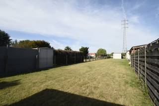 Ontdek deze charmante woning uit 1954, gelegen in het rustige en groene Bazel. Met een zee aan ruimte, een praktische indeling en <strong>een enorme tuin</strong> biedt deze woning tal van mogelijkheden voor wie op zoek is naar een renovatieproject met potentieel.<br /><br />Via de inkomhal komen we in de leefruimte die verdeeld is in twee compartimenten en toegang biedt tot de keuken. Aansluitend vinden we een berging/wasplaats en een veranda die uitgeeft op het terras en de tuin. Dankzij <strong>de handige zij-ingang</strong> is de woning ook praktisch bereikbaar voor fietsen, vuilbakken of gasten bij een gezellige tuinbarbecue.<br /><br />Op de eerste verdieping bevinden zich <strong>drie slaapkamers</strong> en de badkamer. De vaste trap leidt naar<strong> de zolderkamer</strong> die kan ingericht worden als één grote of zelfs twee aparte kamers. De woning beschikt bovendien over een droge kelder. Verwarming via kachels en houten ramen met enkel glas. De ramen op de eerste verdieping aan de westkant werden reeds voorzien van dubbel glas.<br /><br />De gigantische tuin is een absolute troef voor wie houdt van groen, rust en buitenleven.<br /><br />Bron bewoonbare oppervlakte : EPC - certificaat<br />Renovatieverplichting residentiële gebouwen van toepassing. Meer info: https://www.vlaanderen.be/een-huis-of-appartement-kopen/renovatieverplichting-voor-residentiele-gebouwen<br /><br />Ben je op zoek naar een woning met karakter, ruimte en veel mogelijkheden?<br />Contacteer ons vandaag nog voor een bezoek! 03/775.78.79<br />Ben je ook van plan jouw eigendom te verkopen? Maak een afspraak voor een gratis schatting, wij maken er samen een succesverhaal van.