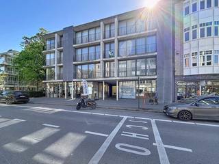 <p>Prachtig <strong>recent appartement</strong> (ca.114 m²) op de 2de verdieping met ruim terras, gelegen nabij het <strong>centrum</strong> van Brasschaat, mooie wandeling naar het Park van Brasschaat via de Bloemenlei.<br /><br /><strong>Indeling</strong>: inkomhall op parket met gastentoilet, ruime living op parket met open volledig ingerichte keuken op blauwe steen (voorzien van Miele toestellen: ijskast, kookplaat, combi-micro-oven, vaatwasmachine, dampkap), aanpalende berging met aansluiting voor wasapparatuur, douchekamer met ruime instapdouche en lavabo, hoofdslaapkamer op parket met aanpalende badkamer met ligbad, dubbele lavabo en toilet, 2de slaapkamer op parket, beiden met toegang tot het overdekt terras.<br /><br /><strong>Bijzonderheden:</strong></p>

<ul>
	<li>CV op gas.</li>
	<li>Ondergrondse autostaanplaats en kelder inbegrepen.</li>
	<li>Lift.</li>
	<li>Maandelijkse servicekosten: ca. € 165 euro/maand.</li>
	<li>Beschikbaar.</li>
</ul>