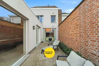 Deze prachtig gerenoveerde rijwoning combineert ruimte, licht en een uitzonderlijke ligging in Mariakerke. Gelegen recht tegenover een rustig plein met parkeermogelijkheden en publieke laadpalen, woont u hier op wandelafstand van winkels, openbaar vervoer en op fietsafstand van de Bourgoyen en Blaarmeersen.<br /><br />Bij het binnenkomen treft u een inkomhal met gastentoilet, berging en aparte fietsengarage. De leefruimte straalt openheid uit dankzij de doordachte renovatie en grote raampartijen met zicht op de privatieve koer (ca. 26 m²). De aparte zithoek, ruime eetplaats en moderne keuken vormen samen een zeer aangename leefomgeving. Extra bergruimte vindt u in de kelder.<br /><br />Op de eerste verdieping bevindt zich de master bedroom met aansluitende dressing en een luxueuze badkamer met ligbad, inloopdouche en dubbel lavabomeubel. Een tweede kamer op deze verdieping is ideaal als bureau of slaapkamer. De tweede verdieping telt ook nog twee volwaardige slaapkamers en een tweede badkamer met inloopdouche. Op elke verdieping is er een toilet voorzien.<br /><br />De woning is bovendien energiezuinig dankzij 10 zonnepanelen (440 Wp), een thuisbatterij (5 kW), 3000L regenwater en een recente Viessmann-ketel, aanstuurbaar via app.<br /><br />Een instapklare gezinswoning met ruimte, privacy en een topligging. De vermelde prijs is een richtprijs - elk bod hoger of lager wordt voorgelegd aan de eigenaar die al dan niet op het voorstel kan ingaan.