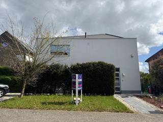 <strong>TE KOOP - Centrum Halle </strong>- <strong>Moderne, alleenstaande woning</strong> met <strong>hoogstaande afwerking en privé lift</strong>. Gelegen op een terrein van 3a40ca op wandelafstand van het centrum van Halle en in de nabijheid van alle voorzieningen (openbaar vervoer, winkels, scholen). <br /><br />De woning bestaat uit 3 identieke verdiepingen waarvan 2 verdiepingen vandaag als woonvertrekken fungeren en de kelderverdieping vandaag als opslagruimte gebruikt wordt.<br /><br />Op de gelijkvloersverdieping komt u binnen in de inkomhal en vindt u een toilet, ruime woonkamer met zicht op het terras en een open, <strong>volledig ingerichte keuken (apparaten van Mièle)</strong>. Met de privé lift kunt u, ook bij een verminderde mobiliteit, van het ene verdiep naar het andere gaan. <br /><br />Op de eerste verdieping bevinden zich <strong>2 ruime slaapkamers</strong>, een <strong>dressing</strong> en een <strong>badkamer</strong> met wastafel, douche, WC en ligbad. <br /><br />De grote glaspartijen zorgen voor een open gevoel.<br /><br />De <strong>kelderverdieping</strong>, zowel via de trap als via de lift bereikbaar, <strong>kan tevens volledig ingericht worden</strong> als extra leefruimte. <br />De zolder daarentegen is enkel toegankelijk via een uitklapbare trap en kan enkel gebruikt worden als opslagruimte. <br /><br /><strong>Parkeerplaats voor 2 wagens</strong> naast de woning. Compact <strong>zonneterras</strong>. Alarminstallatie. <br /><br /><strong>EPC score 133 kWh/(m<sup>2</sup> jaar)</strong> - <strong>label B</strong> - ref. 20251127-0003741794-RES-2<br /><br /><strong>Vraagprijs: 550.000euro. </strong><br /><br />Interesse? Vraag nu je bezoek aan via info@dehenauvastgoed.be of telefonisch 0473 36 48 23.<br /><br /> 