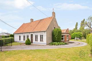 Prachtig gelegen af te breken woning op ca. 5.800 m². Gelegen in een rustige straat, geniet deze eigendom van een prachtig zicht op het groen en absolute rust en privacy.De bestaande woning dient afgebroken te worden (mits akkoord van erfgoed), waarna heropbouw mogelijk is aan het gunstige BTW-tarief van 6% (onder voorbehoud van de geldende voorwaarden).Het perceel biedt een uitzonderlijke oppervlakte en enorm veel potentieel voor wie op zoek is naar ruimte, natuur en mogelijkheden.Een unieke kans voor wie droomt van wonen op een toplocatie in een groene en rustige omgeving.