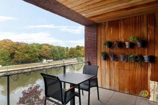 <p><span>Op zoek naar een modern en comfortabel appartement waar ruimte, licht en een prachtige omgeving samenkomen? Dit zeer recente appartement uit 2017 verkeert in uitstekende staat en is ideaal voor wie comfortabel wil wonen in een eigentijdse omgeving.</span></p><p><span>Via de inkomhal komt u in de ruime leefruimte, waar de living en de volledig uitgeruste keuken één mooi en harmonieus geheel vormen. Met maar liefst 43 m² biedt de keuken/leefruimte volop plaats om te koken, te ontspannen en gezellig samen te zijn.</span></p><p><span>Vanuit de living heeft u rechtstreeks toegang tot het terras van 8,5 m². Het prachtige zicht op het water zorgt hier voor een bijzonder aangename woonbeleving, zowel overdag als 's avonds</span></p><p><span>Via de nachthal bereikt u het slaapgedeelte met drie slaapkamers van respectievelijk 9 m², 12 m² en 11,5 m². De kleinste slaapkamer is momenteel ingericht als dressing. Daarnaast beschikt het appartement over twee aparte toiletten, een praktische berging en een modern uitgeruste badkamer met een ruime Italiaanse inloopdouche</span></p><p><span>Een staanplaats is inbegrepen in de prijs. Daarnaast bestaat de mogelijkheid om een tweede staanplaats aan te kopen.</span></p><p><span>Een recent, instapklaar appartement met drie slaapkamers, een ruim leefgedeelte en een uniek zicht op het water. Momenteel verhuurd aan een aantrekkelijke huurprijs, waardoor het pand ook voor investeerders meteen interessante huuropbrengsten biedt.</span></p><p><span>Plan vandaag nog uw bezoek en ontdek dit appartement zelf.</span></p><p><span> </span></p>