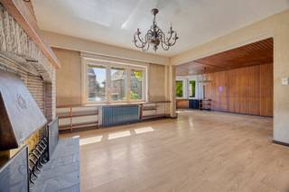 Statige villa op een prachtig perceel van 14are 57ca, inclusief aangrenzende bouwgrond van maar liefst 21are. Deze karaktervolle eigendom biedt enorm veel potentieel voor wie op zoek is naar ruimte, charme en tal van mogelijkheden.
De woning is vlot bereikbaar en bevindt zich in de nabijheid van scholen, winkels/warenhuizen, openbaar vervoer/station en op-en afrittencomplex E40.
We betreden de woning via de inkomhal, aansluitend vinden we een gezellige leefruimte met open haard. Op de gelijkvloerse verdieping bevinden zich 2 aparte ruimtes die perfect kunnen dienen als slaapkamer, bureau of hobbyruimte. Achteraan de woning treffen we de lichtrijke leefkeuken, een aparte toilet en een cv-ruimte dewelke extra opbergmogelijkheden biedt.
De eerste verdieping omvat een nachthal, drie volwaardige slaapkamers waarvan 1 met terras en een ruime badkamer. Via een vaste trap bereikt u de zolderverdieping met uitbreidingspotentieel.
Daarnaast beschikt de woning over een kelder van 90m² met vier aparte ruimtes, ideaal als opslagruimte, wijnkelder,...
Buiten geniet u van een prachtige tuin, een garage voor twee wagens én parkeermogelijkheid voor vier auto’s.
Dankzij het aangrenzende perceel bouwgrond biedt deze eigendom niet alleen een ideale woonomgeving, maar ook interessante investerings- of uitbreidingsmogelijkheden. Een unieke opportuniteit voor wie op zoek is naar ruimte en potentieel op een toplocatie.
Voor meer info of een bezoek? eva@immoaccenta.be - 0476/56.13.82