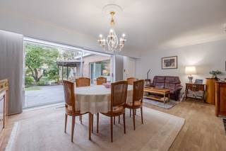 In het landelijke Sint-Amands vinden we deze ruime woning terug. Deze gesloten bebouwing bevindt zich op een uitstekende locatie, op wandelafstand...