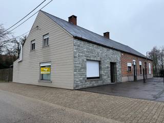 Gezellige halfopen bebouwing in een rustige buurt van Geel<br /><br />Deze charmante woning verwelkomt je via een inkomhal en beschikt over een ruime, lichtrijke woonkamer. Aansluitend bevindt zich de aparte keuken die volledig gerenoveerd is met toegang tot de veranda, waar je in alle rust kan genieten.<br /><br />Buiten is er een gezellige binnenkoer met tuinhuis, ideaal als extra bergruimte of hobbyruimte.<br /><br />Op de verdieping bevinden zich drie ruime slaapkamers. De derde slaapkamer is toegankelijk via een andere slaapkamer en kan perfect dienen als dressing, bureau of kinderkamer.<br /><br />De vernieuwde badkamer is uitgerust met een dubbele wastafel en een douche.<br /><br />Verder beschikt de woning over een afzonderlijke, gesloten garagebox en een extra staanplaats.<br /><br />Een ideale woning voor wie op zoek is naar rust en een aangename woonomgeving in Geel.<br />De troeven:<br /><br />- Autostaanplaats<br />- Garage<br />- Veranda<br />- Tuin en terras<br />- Vernieuwde keuken en badkamer<br />- Rolluiken <br />- Instapklaar<br /><br />Heb je interesse? Vraag uw bezoek aan via onze website https://www.immovl.be/te-huur/list en druk op de knop 'IK WENS EEN BEZOEK'.