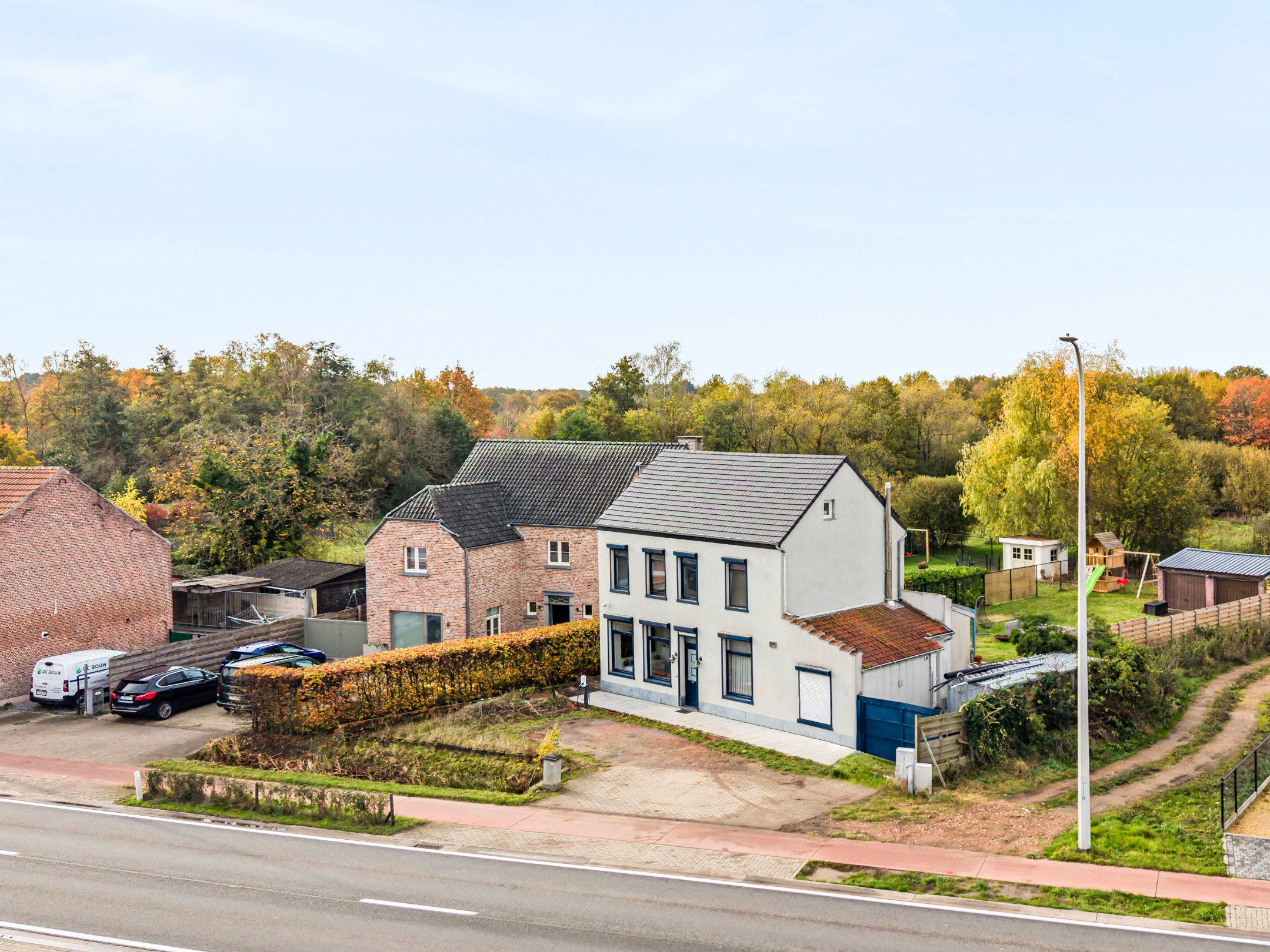Maison rénovée idéalement située avec 2 à 3 chambres et 2 salles de bains, sur un terrain de 762 m². - photo 2