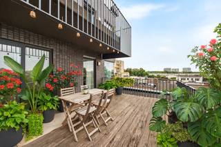 Download het gunstige EPC (A) en het grondplan alvast via de Wellimmo-site (‘documenten’).<br /><br />In het bruisende Zurenborg, op de hoek van de Dolfijnstraat en de Plantin en Moretuslei, bieden we dit hedendaags appartement (2010) aan van 60 m² + terras. Een absolute topligging op wandelafstand van de Dageraadplaats, het station Antwerpen-Berchem en alle hotspots van Zurenborg.<br /><br />Het appartement is gelegen op de vierde verdieping van een verzorgd gebouw. De grootste troef? Het prachtige westgeoriënteerde terras van maar liefst 28 m², uitkijkend over de charmante gevels en daken van Zurenborg— een zeldzaam pluspunt in deze buurt<br /><br />De leefruimte geniet van veel lichtinval dankzij de grote raampartijen en heeft een open geïnstalleerde keuken. Verder is er 1 slaapkamer, een badkamer met bad/douchecombi en een aparte berging/wasplaats. Een private kelderberging is inbegrepen.<br /><br />Momenteel is er in het gebouw een staanplaats te huur via een andere eigenaar.<br /><br />Troeven:<br />• Fantastisch terras (28 m²) met westoriëntatie<br />• EPC klasse A (100 kWh/m²)<br />• Laag KI (840€)<br />• Kelderberging inbegrepen<br />• Gelegen op een toplocatie in Zurenborg, nabij de invalswegen<br /><br />Een licht en hedendaags appartement op een zeldzaam goede locatie in Antwerpen.<br />Voor meer info of een bezoek: 03 225 00 68 of info@wellimmo.net<br />