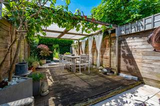 SUPER GEZELLIGE EIGENDOM MET <strong>GARAGE</strong>, ROMANTISCHE <strong>TUIN</strong> EN <strong>ACHTER UITWEG</strong> VOOR FIETSEN / BROMMERS<br />Gezellige gezinswoning voorzien van een praktische <strong>achteruitgang</strong> , bereikbaar te voet of met de fiets / brommer .<br />Inpandige <strong>garage</strong>, gezellige knusse keuken met eethoek, ruime living ( knappe lichtstraat ) met zicht op knap terras en romantische<strong> tuin</strong> <br />Op het gelijkvloers bevindt zich ook de badkamer.<br />Op de verdiepingen zijn er vier slaapkamers.<br />EPC 336
