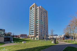 MODERN AFGEWERKT APPARTEMENT MET OVERDEKT TERRAS, KELDERBERGING EN RUIME AUTOSTAANPLAATS NABIJ HASSELT CENTRUM<br /><br />Dit moderne appartement bevindt zich in de Kapertoren, gelegen aan de Elfde Liniestraat 13/702 te Hasselt. Dankzij de uitstekende ligging bevinden winkels, restaurants, scholen, openbaar vervoer en het bruisende stadscentrum van Hasselt zich op wandelafstand. Ook het Kapermolenpark en de Japanse Tuin bevinden zich vlak voor de deur.<br /><br />Het appartement is gelegen op de 7de verdieping en is bereikbaar met de lift en/of trap. Hierdoor geniet het appartement van een prachtig en weids uitzicht over Hasselt. Bovendien bevindt het Dusartplein zich in de nabije omgeving, waardoor u optimaal kan genieten van de talrijke evenementen die deze locatie te bieden heeft. Dankzij de centrale ligging bereikt u bovendien vlot de omliggende steden en bevinden de op- en afritten van de snelweg zich op minder dan 10 minuten rijden. De grote ring van Hasselt is bereikbaar in slechts 1 minuut rijden.<br /><br />De indeling is als volgt:
<ul>
<li><span>Inkomhal.</span></li>
<li><span>Apart toilet.</span></li>
<li><span>Lichtrijke woonkamer met open keuken. De keuken is uitgerust met een inbouwkoelkast, combi-oven, keramische kookplaat met afzuigkap en vaatwasser.</span></li>
<li><span>Praktische berging.</span></li>
<li><span>Slaapkamer.</span></li>
<li><span>Badkamer voorzien van een douche en dubbele lavabo.</span></li>
<li><span>Ruim overdekt terras met een prachtig uitzicht over Hasselt.</span></li>
</ul>
Daarnaast beschikt het appartement over een ruime ondergrondse autostaanplaats, een gemeenschappelijke fietsenberging en een privatieve kelderberging.<br />Tot slot is het appartement voorzien van een tv-meubel, lampen en gordijnen.<br /><br />De gemeenschappelijke kosten bedragen € 110,00 per maand. Dit bedrag omvat de kosten voor de gemeenschappelijke delen en een maandelijkse provisie voor de verwarming van het appartement.<br /><br />Wenst u dit moderne appartement graag te bezichtigen? Contacteer ons vrijblijvend via info@matisimmo.be.