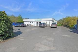 <p>Op een perceel van maar liefst 46a56, rustig gelegen in woongebied te Burst, bevindt zich dit veelzijdig complex met tal van mogelijkheden.</p><p>Het gebouw omvat momenteel 16 verhuurde serviceflats, wat zorgt voor een onmiddellijk rendement. Daarnaast beschikt het geheel over een gemeenschappelijke eetzaal, ingerichte keuken en diverse praktische ruimtes.</p><p>Buiten geniet u van een ruime tuin en aangename buitenomgeving, ideaal voor bewoners en bezoekers. Verder zijn er 2 garageboxen en meerdere parkeerplaatsen aanwezig.</p><p>Deze eigendom biedt niet alleen de mogelijkheid om de bestaande exploitatie verder te zetten, maar leent zich eveneens uitstekend tot herontwikkeling of een nieuw project, mits de nodige vergunningen.</p><p>Een zeldzame opportuniteit voor investeerders of projectontwikkelaars op zoek naar een rendabele en toekomstgerichte investering.</p>
