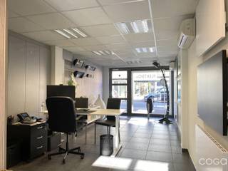 <p><strong>Commercieel handelshuis met woonst in het hart van Oostmalle – wonen &amp; werken op één toplocatie!</strong></p>
<p>Op zoek naar een unieke combinatie van wonen en werken op een centrale locatie? Dit handelshuis in het centrum van Oostmalle biedt een uitgelezen kans! Dankzij de gunstige ligging op wandelafstand van winkels, scholen en openbaar vervoer, geniet u hier van een uitstekende zichtbaarheid én bereikbaarheid.</p>
<p><strong>Handelsruimte (ca. 69 m²) – klaar voor uw zaak!</strong><br />Op het gelijkvloers bevindt zich een instapklare handelsruimte met tal van mogelijkheden. U komt binnen in een stijlvolle ontvangstruimte, gevolgd door een centrale doorgang met kitchenette en afzonderlijk toilet. Achteraan bevindt zich een lichtrijke kantoorruimte, volledig uitgerust met ingemaakte kasten. Extra troef: de ruime kelder biedt praktische opbergmogelijkheden, en het achterliggende terras met gezellig tuintje zorgt voor een aangename buitenruimte – ook ideaal voor klanten of personeel.</p>
<p><strong>Woongedeelte – ruim duplexappartement met aparte toegang</strong><br />Volledig gescheiden van de handelsruimte, biedt het bovenliggende duplexappartement een comfortabele woonst verdeeld over twee verdiepingen. <br />We betreden het appartement via een private inkomhal die ook plaats geeft aan de nutsvoorzieningen en cv-installatie;<br />Op de 1e verdieping bevindt zich een lichtrijke leefruimte met open keuken (voorzien van spoeltafel, kookplaat, dampkap en aansluiting voor vaatwasser), en een praktische badkamer met douche, wastafel en toilet.<br />De tweede verdieping omvat een nachthal, drie slaapkamers en een aparte was-/bergruimte. <br />Via de nachthal bereikt u bovendien een handige bergzolder.</p>
<p><strong>Pluspunten op een rijtje:</strong><br />✔ Topligging in het centrum van Oostmalle<br />✔ Handels- en woonfunctie volledig gescheiden, elk met eigen ingang<br />✔ Instapklare handelsruimte + gezellig tuintje<br />✔ Ruim duplexappartement met 3 slaapkamers<br />✔ Kelder &amp; zolder voor extra opslagruimte<br />✔ Interessant voor zelfstandigen of investeerders</p>
<p><strong>Een uitstekende opportuniteit voor wie privé en professioneel wil combineren, of op zoek is naar een rendabele investering!<br /><br /></strong><em>(Vastgoedinlichtingen van de gemeente in aanvraag)</em><strong><br /></strong></p>