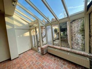 In één van de mooiste straten van Brugge centrum, vlakbij alle winkels CHARMANT ENERGIEZUINIG LICHTRIJK WOONHUIS met stadsTUINTJE, 3 SLAAPKAMERS,...