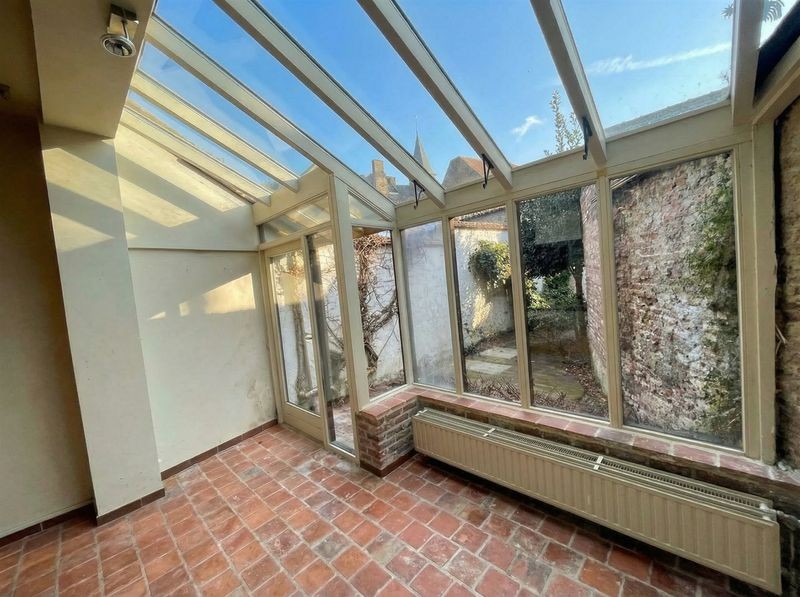 In één van de mooiste straten van Brugge centrum, vlakbij alle winkels CHARMANT ENERGIEZUINIG LICHTRIJK WOONHUIS met stadsTUINTJE, 3 SLAAPKAMERS, 2 BADKAMERS , Mogelijkheid om GARAGE bij te kopen - foto 2