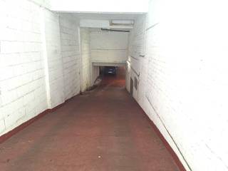 Goed gelegen ONDERGRONDSE GARAGEBOX/OPSLAGRUIMTE (BOX 1). Zeer ruime garagebox/opslagruimte van +/- 36m² in het ondergronds garagecomplex van de...