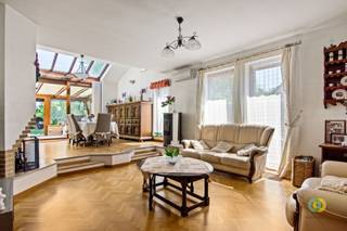 <p><span>Ontdek deze ruime en lichtrijke villa uit de jaren 90, ideaal gelegen in Koningslo, op een strategische locatie met vlotte verbindingen naar Brussel, de E19/E40, openbaar vervoer, scholen en winkels. Een perfecte gezinswoning voor wie ruimte, bereikbaarheid en comfort wil combineren. De woning bevindt zich op een mooi oost gericht perceel van 900 m², waar u s ochtends en overdag kan genieten van de zon en een aangename tuinbeleving zonder inkijk. Met een bewoonbare oppervlakte van 232m² biedt deze villa tal van mogelijkheden voor grote gezinnen of thuiswerk. Via de inkom in de zijgevel komt u in de centrale hal die toegang geeft tot alle ruimtes. Vooraan bevinden zich een ruime garage en een bureau, ideaal als thuiswerkplek of eenvoudig om te vormen tot een extra slaapkamer op het gelijkvloers. De leefruimte strekt zich uit tot de achterzijde van de woning en geniet van veel lichtinval en mooi zicht op de tuin. Aansluitend bevindt zich een ruime veranda die de leefruimte uitbreidt en zorgt voor extra wooncomfort. De halfopen keuken is praktisch ingericht en voorzien van alle nodige toestellen, met daarnaast een berging/wasplaats. Op de verdieping bevinden zich 4 slaapkamers, inclusief een masterbedroom met ingemaakte kasten en eigen badkamer. Daarnaast is er een ruime slaapkamer en twee kleinere kamers die flexibel kunnen worden ingericht of samengevoegd. Een tweede badkamer bedient de overige kamers. Extra troef is de ruime kruipzolder onder het dak, ideaal als extra berging. Een instapklare en veelzijdige villa op toplocatie met enorm potentieel!</span><span> </span></p>