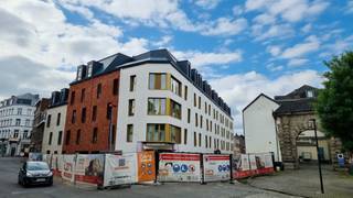 <p><span>Agora Campus est un projet unique à Mons : 126 kots étudiants neufs, modernes et performants, situés à deux pas de la gare et de l’Université. Ce kot étudiant au 2e étage combine emplacement stratégique et sécurité locative exceptionnelle grâce à un bail de 25 ans signé directement avec l’Université de Mons.</span></p>
<p><span>Accessible, il garantit un revenu locatif indexé chaque année. Aucun souci de gestion : loyers assurés, zéro vacance, pas de taxe. L’Université s’occupe de tout.</span></p>
<p><span>Avec des performances énergétiques exemplaires offrant un PEB A et une livraison prévue en 2026, cet investissement offre simplicité, stabilité et rendement croissant. Une véritable solution clé en main pour investisseurs patrimoniaux.</span></p>