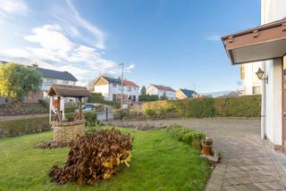 <p>Ontdek deze te renoveren ééngezinswoning met drie slaapkamers, gelegen in het landelijke Sint-Martens-Bodegem. De woning bevindt zich op een perceel van 6a38 en geniet van een prachtig verzicht over de omliggende velden. Dankzij de rustige ligging en de ruime indeling biedt deze woning een uitstekende basis voor wie op zoek is naar een renovatieproject met veel mogelijkheden.</p><p>Bij het betreden van de woning kom je terecht in de inkomhal met gastentoilet. Vanuit de hal bereik je de lichtrijke leefruimte waar de grote raampartijen zorgen voor een aangename lichtinval en een open gevoel. Aansluitend bevindt zich de ruime keuken met een praktische berging.</p><p>Zowel de leefruimte als de keuken geven toegang tot het terras en de tuin. Hier geniet je van een prachtig open verzicht over de omliggende velden en het landelijke landschap. Deze buitenruimte vormt een ideale plek om in alle rust te ontspannen en te genieten van de natuur.</p><p>Op de eerste verdieping bevinden zich drie ruime slaapkamers en een badkamer uitgerust met een ligbad. De kamers bieden voldoende ruimte en vormen een goede basis om de woning verder te renoveren en naar eigen smaak in te richten.</p><p>De zolder is bereikbaar via een uittrekbare trap en biedt extra potentieel. In het kader van verbouwingswerken kan deze ruimte ingericht worden tot een bijkomende slaapkamer en een extra badkamer.</p><p>Verder beschikt de woning over twee garages, elk geschikt voor één wagen, met een aansluitende wasplaats. De oprit voor de garages biedt bijkomende parkeergelegenheid.</p><p>De ligging vormt een belangrijke troef. Je woont hier in een rustige en groene omgeving in Sint-Martens-Bodegem, terwijl winkels, scholen en openbaar vervoer vlot bereikbaar zijn. Het station van Bodegem bevindt zich bovendien op wandel en fietsafstand.</p><p>Deze woning biedt een solide basis en veel mogelijkheden voor wie een woning naar eigen smaak wil renoveren in een aangename en landelijke omgeving.</p><p>Interesse om het potentieel van deze woning zelf te ontdekken. Plan uw bezoek eenvoudig via de website van Living Stone.</p>