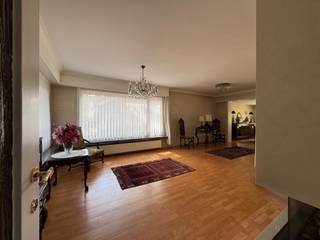 Deze lichtrijke en ruime woning heeft een zeer open gevoel op het gelijkvloers, een eerste verdieping met 3 slaapkamers + badkamer, een zolder met mogelijkheden en een prachtig onderhouden zuid gerichte tuin.<br /><br />Indeling:<br />via de ruime inkomhal kom je in de ruime en lichte leefruimte met moderne open haard, deze gaat over naar de eetruimte met zicht op de prachtige tuin waar je heel de dag van de zon kan genieten. Aansluitend vind je een grote keuken uitgerust met een inductievuur, dampkap, wasbak, vaatwasmachine en koelkast. Hier vind je ook een gasten wc en ruimte opbergruimte met cv ketel en plek voor wasmachine en droogkas.<br />Via de keuken kom je ook in de veranda met groot schuifraam naar het terras.<br /><br />Op de eerste verdieping bevinden zich 3 ruime slaapkamers en een badkamer met bad, lavabo, wc en ingebouwde kasten. <br /><br />Op de tweede verdieping bevindt zich momenteel de zolder die kan worden verbouwd als polyvalente ruimte of 4de slaapkamer.<br /><br />De tuin heeft een ruim terras dat is voorzien van 2 grote elektrische luifels, aangelegde beplanting die meeloopt met de seizoenen, een oprit naar de garage met sectionale poort en een berging voor tuinmateriaal.<br /><br />Epc : D<br />Asbest attest : is ok<br />Elektrische keuring : is ok<br /><br />Een rustige ligging met troeven vlakbij :<br />Delhaize op 500m<br />Lidl op 200m<br />Gamma op 500m<br />Openbaar vervoer op 200m<br />6 Scholen in de nabije omgeving<br />Antwerp International school 4km<br />A12 snelweg 2km<br /><br />> OP AFSPRAAK :<br />https://oudeweg10kapellentekoop.setmore.com<br />OF<br />oudeweg@kapellentekoop.be