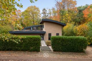 Deze unieke woning in Rotselaar, gebouwd in 2012, onderscheidt zich door haar strobouwconstructie met leemafwerking. Dankzij deze natuurlijke...