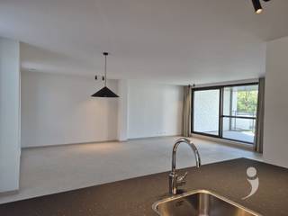 <p><span>Ruim nieuwbouw appartement op de 1e verdieping met centrale ligging. Dit appartement is makkelijk bereikbaar van op de grote inkomhal en heeft ook een lift.<br />Dankzij de ligging in het hart van Kessel-Lo is deze woning op wandel afstand van openbaar vervoer en centrum Leuven.<br /><br />Het appartement heeft een inkom met vestiaire ruimte en een apart toilet. <br />De nachthal gaat via de slaapkamers en een ruime badkamer.<br />Er is en mooie, lichtrijke leefruimte met fijn uitzicht op een mooi overdekt terras.<br />De keuken is voorzien van allerhande handige ingebouwde toestellen ( Afwasmachine, kookplaat, wastafel, oven, combi oven, frigo)<br />Alsook is deze keuken voorzien van veel kasten en een super aangename eetplaats. <br />Er zijn 3 ruime slaapkamers. Waarvan 1 tevens een apart terras heeft.</span></p><p><span><br />De badkamer is voorzien van een dubbele wastafel, een inloopdouche, een handdoekenverwarming.<br />Naast de keuken is er een berging met wasplaats voorzien en extra bergruimte.</span></p><p><span><br />Tevens is er een privatieve kelder alsook gemeenschappelijk afvalhok, een fietsenstalling en uiteraard een grote privatieve garage.<br /><br />Onmiddelijk beschikbaar voor lange duur overeenkomst.<br />Dit appartement is </span><span>niet</span><span> bemeubeld.<br />De gemeenschappelijke lasten bedragen 75€ per maand.<br /><br />Al het verbruik van energie/water is ten laste van de huurder.<br /></span><span>Dit hyper afgewerkte appartement heeft een zeer gunstige EPC.</span></p><p><span>Ramen zijn voorzien van raam decoratie en alle verlichting is reeds aanwezig.</span><span><br /><br />Interesse? Vraag uw bezoek aan via onze website.</span></p><p><span> </span></p>