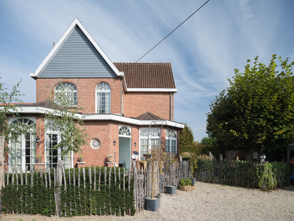 Sint-Amandsberg. Op te frissen directeurswoning met bijhorend magazijn en afzonderlijke loft op een boogscheut van het centrum van Gent. - foto 1