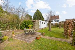 <br />Deze modernistische woning is energiezuinig gebouwd (EPC label B). Voorzien van hoogrendementsbeglazing, rolluiken , zonneluifel, zonnepanelen en een nieuwe hoogrendementgasketel. Zelfs met de warme zomers blijft deze woning fris.<br /><br />De 18 zonnepanelen leveren nog tot 2032 groenestroomcertificaten met een gemiddelde waarde van 1.250EUR per jaar.<br /><br />Je komt de woning binnen langs de voordeur of de zijdeur. Deze laatste geeft toegang tot een bergplaats met ingemaakte kasten en ruimte voor een wasmachine en droogkast. Via een centrale gang met toilet kom je in de lichte keuken met aansluitende eetkamer die uitgeeft op de mooie, groene achtertuin. De open eetkamer grenst aan de leeshoek met salon/TV hoek.<br /><br />Op de eerste verdieping bevinden zich 3 volwaardige slaapkamers waarvan één met ingemaakte kasten. Ook is er een bergruimte en badkamer met toilet. De bergruimte kan eventueel worden omgevormd tot tweede badkamer (leidingen voorzien). <br /><br />Op de tweede verdieping bevinden zich nog twee grote kamers, met afzonderlijke bergruimte, die dienst kunnen doen als slaap-, speel-, hobby-, fitnesskamer of bureau.<br /><br />De woning beschikt over een waterdichte kelder van 40m². Plaats genoeg om een wijnkelder te voorzien, of allerhande spullen koel te bewaren. <br /><br />Daarnaast is er een aangelegde voortuin en zuidwestgerichte achtertuin met twee terrassen. Achter het perceel ligt een grote landbouwzone waar niet kan worden gebouwd zodat u blijvend kan genieten van een maximale privacy. <br /><br />De oprit, aangelegd in hollandse klinkers, biedt parkeermogelijkheid voor meerdere auto's. Overdekt parkeren kan onder een pergola, of in de grote garage achteraan het perceel. Deze mooie ruimte van meer dan 50m² is geschikt voor twee wagens, met achteraan een afgesloten werkhuis of berging. <br /><br />Ligging: via de achterliggende zandweg kan men met de fiets naar het centrum, horeca, winkels en scholen op 1,2 km.<br />Oprit autostrade E313 op 6 km.<br /><br />De woning wordt te koop aangeboden wegens verhuis naar appartement.