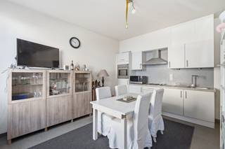<p>ALTRO Vastgoed verkoopt - KIJKDAG woensdag 26/8 tussen 17u en 19u op afspraak.</p><p> </p><p>Op zoek naar een zorgeloze starterswoning, een kwalitatieve plek voor studerende kinderen, of een slimme en waardevaste investering? Deze charmante eengezinswoning combineert een hoogwaardige afwerking met een absolute droomligging op wandelafstand van het historische centrum van Gent.</p><p>De woning is ingedeeld als volgt: op het gelijkvloers: keuken met leefruimte, berging. Op de eerste verdieping: woonkamer en badkamer. Op de tweede verdieping: slaapkamer.</p><p> </p><p><strong>Troeven van de woning:</strong></p><ul><li><p><strong>100% Instapklaar:</strong> Volledig gerenoveerd met oog voor kwaliteit en een moderne uitstraling</p></li><li><p><strong>Energiezuinig:</strong> Toekomstgericht vernieuwd, wat garant staat voor lage energiekosten en optimaal comfort.</p></li><li><p><strong>Veelzijdig vastgoed:</strong> Perfect als starterswoning, pied-à-terre voor studerende kinderen of als directe opbrengsteigendom zonder renovatiezorgen.</p></li><li><p><strong>Uitstekende ligging:</strong> Op enkele stappen van het bruisende Gentse stadscentrum, winkels en openbaar vervoer.</p></li><li><p><strong>Vlotte bereikbaarheid:</strong> Zeer snel op weg dankzij de nabijheid van de belangrijkste invals- en verbindingswegen (E17, E40 en R4).</p></li></ul><p><strong>Verkoop via startprijs</strong> Deze eigendom wordt aangeboden aan startprijs.</p><p> </p><p>Wilt u deze instapklare parel op toplocatie zelf ontdekken? Neem vandaag nog contact met ons op voor een bezoek! Brigitte@altro-vastgoed.be</p><p> </p>