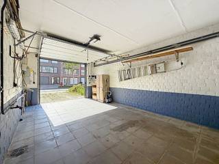 Op zoek naar een woning die je volledig naar eigen smaak kunt renoveren? Deze bel-etagewoning in de gegeerde Helenboslaan 33 in Aartselaar biedt alvast een uitstekende basis en bijzonder veel mogelijkheden.<br /><br />De woning is gelegen in een aangename en rustige woonwijk, terwijl je tegelijk geniet van een uitstekende bereikbaarheid. Winkels, scholen, openbaar vervoer, belangrijke verbindingswegen en het centrum van Aartselaar bevinden zich allemaal op korte afstand. Een locatie die wonen praktisch maakt, zonder in te boeten aan rust.<br /><br />De woning beschikt over een EPC-label C, wat een mooie uitgangspositie biedt voor wie de woning verder energetisch en esthetisch wil verbeteren. Dankzij de bel-etage-indeling zijn er bovendien verschillende mogelijkheden om de ruimtes optimaal in te delen en aan te passen aan jouw wensen.<br /><br />Een absolute troef is de toffe tuin, een aangename buitenruimte die zich uitstekend leent voor gezellige zomeravonden, ontspanning of spelende kinderen.<br /><br />Wie niet terugdeinst voor een renovatie, krijgt hier de kans om een woning te creëren die volledig aansluit bij zijn of haar eigen stijl en woonbehoeften. Een interessante opportuniteit voor handige kopers, gezinnen of investeerders die potentieel weten te herkennen.<br />Kortom: een woning met werk aan de winkel, maar vooral met veel potentieel, een fijne tuin en een bijzonder goede ligging in Aartselaar.<br /><br />EPC : 282  kWh/m2 (Label C)<br />Stedenbouwkundige inlichtingen in aanvraag<br />Waterinfo : P-Score = A, G-Score = A<br /><br />Dit is niet wat je zoekt ? Al gehoord van AANKOOPBEGELEIDING ?   Wij zoeken, bezoeken en onderhandelen mee met jou voor eigendommen die worden aangeboden door particulieren, andere makelaars of eigendommen die zelfs (nog) niet te koop staan?<br />Vraag meer informatie over aankoopbegeleiding via welkom@dehuisleverancier.be of 0489/069.000<br /><br />de Huisleverancier : Persoonlijk, voor iedereen Service, Kwaliteit en Vertrouwen !