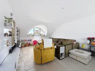 <p><span><strong>Uiterst ruim 3-SLK-appartement met terras, topligging!</strong><br /><br />Bent u op zoek naar een </span><strong><span>uitzonderlijk ruim appartement op een uiterst centrale ligging</span></strong><span>? Dan is dit appartement beslist een bezoek waard! Gelegen op slechts enkele voetstappen van het bruisende stadscentrum, geniet u hier van alle comfort en voorzieningen binnen handbereik.</span></p>
<p><span>De </span><strong><span>ruime leefruimte</span></strong><span> biedt volop plaats voor een gezellige zithoek en een aangename eetruimte. Aansluitend bevindt zich de </span><strong><span>nieuwe, open en ruime keuken</span></strong><span>, ideaal voor wie houdt van koken en gezellig samenzijn.</span></p>
<p><span>Het nachtgedeelte omvat </span><strong><span>drie volwaardige en ruime slaapkamers</span></strong><span> en </span><strong><span>twee badkamers</span></strong><span>. De eerste badkamer is uitgerust met een ligbad, lavabo en inloopdouche. De tweede badkamer beschikt over een grote lavabo, toilet en voldoende ruimte voor een wasmachine en droogkast.</span></p>
<p><span>Verder beschikt het appartement over een </span><strong><span>gezellige buitenruimte/veranda</span></strong><span>, die toegang biedt tot een handig terras waar u heerlijk kunt genieten van een rustig moment in de buitenlucht.</span></p>
<p><span>Een absolute troef is de </span><strong><span>personenlift die rechtstreeks in het appartement uitkomt</span></strong><span>. Dit appartement is bovendien het enige appartement op de tweede verdieping, wat zorgt voor extra privacy. De inkomhal, waar de lift uitkomt, kan naar wens al dan niet worden afgesloten van het appartement.</span></p>
<p><span>Kortom: een </span><strong><span>bijzonder ruim en comfortabel appartement met 3 slaapkamers, 2 badkamers, een terras én een unieke private lifttoegang</span></strong><span>, en dat alles op een topligging vlak bij het centrum!</span></p>
<p><span>Voor meer informatie en/of een bezoek contacteert u uw vastgoedkantoor </span><strong><span>KURTIMMO</span></strong><span> via </span><strong><span>0476/07.69.93</span></strong><span> of </span><strong><span>info@kurtimmo.be</span></strong><span>.</span></p>