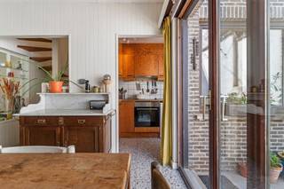<p><span>Verscholen in een groene steeg in de karaktervolle Seefhoek van Antwerpen ligt deze charmante woning met een ruime opslagplaats/atelier. Een bijzondere combinatie van rustig en groen wonen, terwijl het bruisende stadsleven vlakbij is. Het Centraal Station en de Zoo van Antwerpen liggen op wandelafstand.</span></p><p><span>Via de houten poortjes vanaf de straat komt u in de sfeervolle steeg. Halverwege ligt aan de linkerzijde de woning, met een gezellig voortuintje. Het linker gebouw omvat de woning, het rechter gebouw de ruime opslagplaats/atelier.</span></p><p><span>U betreedt de woning via de inkomhal, die toegang geeft tot de leefruimte. Deze strekt zich uit over de volledige diepte van het pand en geeft uit op de stadskoer. Aansluitend bevindt zich de keuken, met daarachter het toilet.</span></p><p><span>Op de eerste verdieping vindt u drie slaapkamers en de badkamer met inloopdouche. Daarnaast beschikt de woning over een ruime kelder met aansluitingen voor wasmachine en droogkast.</span></p><p><span>Naast de woning bevindt zich een ruime duplex-opslagplaats. Deze biedt heel wat mogelijkheden en kan bijvoorbeeld dienstdoen als fietsenstalling, atelier, hobbyruimte of werkplek.</span></p><p><span>Zowel vanuit de woning als vanuit de opslagplaats heeft u toegang tot de ruime stadskoer van ca. 30 m². Een fijne, rustige buitenruimte die midden in de stad toch een gevoel van privacy en rust biedt.</span></p><p><span>Een charmante woning op een verrassend rustige plek, met veel mogelijkheden en alle voordelen van de stad binnen handbereik.</span></p>