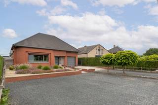 <strong>À vendre à Rotselaar – Spacieuse maison familiale avec espace polyvalent, magnifique jardin et vue sur la réserve naturelle</strong><br /><br />Découvrez cette charmante maison au cœur de Rotselaar, où calme, espace et confort se marient à merveille. Cette propriété est idéale pour les familles à la recherche d'un cadre de vie de qualité, mais aussi pour ceux qui souhaitent exercer une activité professionnelle (complémentaire), un hobby ou une activité libérale à domicile.<br /><br /><strong>Une maison pleine de possibilités</strong><br /><br />En entrant dans la maison, vous ressentirez immédiatement l'atmosphère ouverte et chaleureuse. Le rez-de-chaussée offre non seulement un espace de vie confortable, mais aussi une pièce supplémentaire qui peut être utilisée de manière flexible. Vous envisagez un bureau, un cabinet, un atelier ou une salle de loisirs ? Cette maison vous offre toutes les possibilités.<br /><br />Le grenier est un atout indéniable. Grâce à sa superficie et à ses possibilités d'aménagement, il peut être entièrement fini selon vos goûts. Que vous rêviez de chambres supplémentaires, d'une suite parentale spacieuse, d'un grenier aménagé en salle de jeux pour les enfants ou d'un espace ouvert et lumineux, tout est possible ici. Cela rend la maison particulièrement tournée vers l'avenir et adaptable à chaque étape de la vie.<br /><br /><strong>Une vie en harmonie avec la nature</strong><br /><br />La maison dispose d'un beau jardin bien entretenu qui invite à la détente. Le pool house convivial en est le cœur battant. C'est l'endroit idéal pour recevoir vos amis et votre famille, profiter des barbecues estivaux,...<br /><br />À l'avant, vous bénéficiez d'une vue unique : la maison est située juste en face d'une réserve naturelle.<br /><br /><strong>Situation : calme et centrale</strong><br /><br />Cette maison est située dans un quartier calme et verdoyant, tout en étant proche de toutes les commodités essentielles telles que les écoles, les commerces, les transports en commun et les voies de communication. Rotselaar est une commune très appréciée pour son excellente accessibilité et sa vie associative et récréative animée.<br /><br />Les amateurs de nature et d'activité physique y trouveront sans aucun doute leur bonheur. À proximité, vous trouverez entre autres :<br /><br />Le lac de Rotselaar, le Wijgmaalbroek, les célèbres pistes cyclables et sentiers de randonnée qui sillonnent la région, la prairie de Werchter, connue internationalement grâce au festival Rock Werchter, mais qui est aussi un espace ouvert à la nature et aux événements tout au long de l'année.<br /><br /><strong>Votre nouvelle maison</strong><br /><br />Cette maison offre non seulement de l'espace et du confort, mais aussi du potentiel et une expérience unique. Elle combine à la perfection la tranquillité d'un cadre verdoyant et la proximité de toutes les commodités modernes. Les espaces polyvalents, le potentiel du grenier et le jardin agréable avec pool house font de cette maison une propriété que vous pouvez entièrement adapter à vos propres souhaits.<br /><br />Les points forts en bref :<br /><br />Espace polyvalent au rez-de-chaussée – idéal pour un cabinet, un bureau ou un hobby.<br /><br />Grenier à aménager avec possibilité de créer des pièces supplémentaires ou un espace ouvert.<br /><br />Jardin bien entretenu avec pool house agréable.<br /><br />Situation unique en face d'une réserve naturelle.<br /><br />Environnement résidentiel calme, à proximité des commerces, des écoles et des lieux de détente.<br /><br />À proximité d'importantes zones naturelles et récréatives telles que le lac de Rotselaar et Wijgmaalbroek.<br /><br />Intéressé ?<br />Vous recherchez une maison de caractère, offrant de nombreuses possibilités et bénéficiant d'un emplacement exceptionnel à Rotselaar ? N'hésitez pas à nous contacter pour plus d'informations ou pour une visite. Cette maison ne se découvre vraiment qu'une fois sur place !