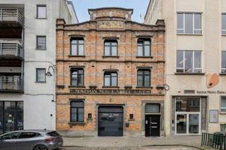 In de Edmond Tollenaerstraat 30 te Laken, gehuisvest in de voormalige koffiebranderij en opslagplaats van "Café de la Paix", bieden wij u een unieke vastgoedopportuniteit aan. Deze monumentale loft van maar liefst 365 m² bevindt zich in een van de meest karaktervolle industriële sites van de hoofdstad en is volledig getransformeerd tot een high-end cohousing-project.<br /><br />Historiek met een visie De site van "Café de la Paix" was in de vroege 20e eeuw een spilfiguur in de Brusselse koffie-industrie. Vandaag de dag is de industriële trots nog steeds zichtbaar in de robuuste architectuur, de indrukwekkende plafondhoogtes en de gigantische raampartijen. Dit historische kader vormt nu de basis voor een modern woonconcept dat perfect inspeelt op de groeiende vraag naar kwalitatief samenwonen in Brussel.<br /><br />Doordachte indeling en maximaal comfort De loft is met uiterste precisie heringericht om een optimale balans te bieden tussen sociale interactie en individuele privacy. Het project omvat:<br /><br />Vijf luxueuze private suites: Elke kamer is een volwaardige entiteit, uitgerust met een eigen badkamer en een eigen toilet. Dit garandeert een hoge graad van wooncomfort en is een doorslaggevende troef op de verhuurmarkt.<br /><br />Monumentale gemeenschappelijke ruimtes: Het hart van de loft is een adembenemende open-plan leefruimte en een ingerichte keuken, waar de authentieke industriële ziel van de koffiebranderij naadloos samensmelt met hedendaags design.<br /><br />Strategische ligging en direct rendement Laken is een buurt in volle herwaardering. Gelegen op een steenworp van de vernieuwde Tour & Taxis-site, de Gare Maritime en het Koninklijk Park, is dit een toplocatie voor jonge professionals die werken in het Brusselse of de Europese wijk. Dankzij de uitstekende bereikbaarheid en de trendy dynamiek van de buurt is de verhuurbaarheid hier nagenoeg gegarandeerd.<br /><br />Het pand is momenteel volledig verhuurd, wat u als investeerder de zekerheid biedt van een onmiddellijke en stabiele cashflow. U koopt niet enkel een uniek stuk architectuur, maar ook een kant-en-klaar en rendabel exploitatiemodel.<br /><br /><b>📞 Interesse in deze investering? </b><span>Contacteer Nils voor een rendementsberekening of een bezoek ter plaatse: 📱 </span><b>0497 248 251</b><span> | 📧 </span><b>Dilbeek@weinvest.be</b>