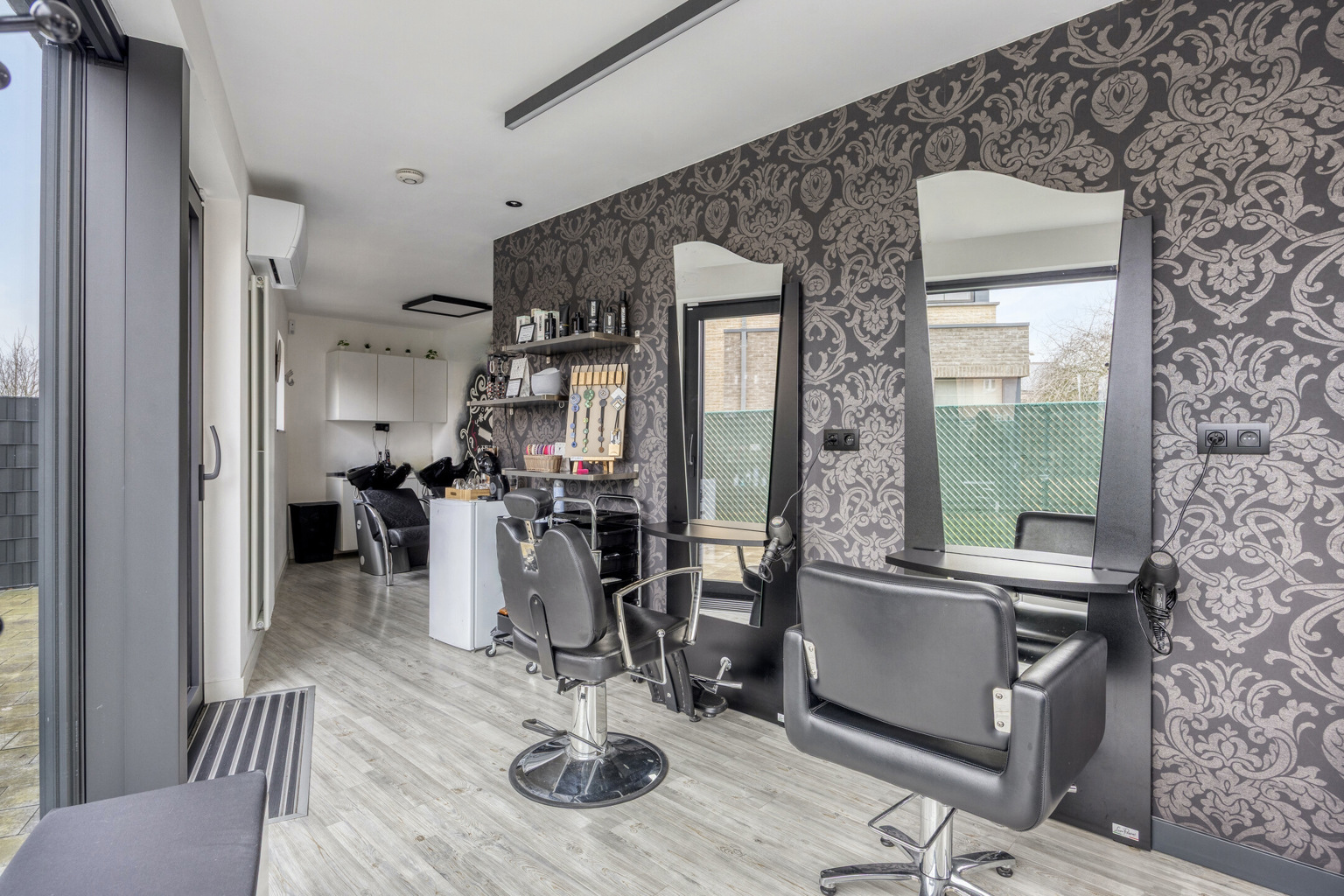 INSTAPKLARE WONING MET PRAKTIJKRUIMTE/BUREEL EN ZWEMBAD  - foto 4