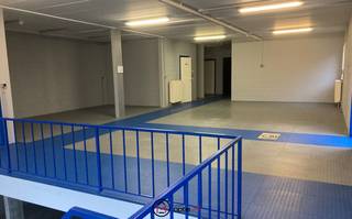 <h1><strong><span>Te Wagenstraat 2 in Merem (Bilzen) - handelsruimte met appartement te koop op een perceel van 621m².</span></strong></h1>
Deze locatie is ideaal voor ondernemers die wonen en werken willen combineren. Je geniet er van de rust van een residentiële buurt en van de uitstekende bereikbaarheid. Het centrum en het station van Bilzen bevinden zich op korte afstand. Daarnaast zijn er voldoende private parkeerplaatsen en extra parkeergelegenheid op het ruime plein vlakbij, ideaal voor klanten of bezoekers.
<h3><strong><span>Handelsruimte :</span></strong></h3>
Op het gelijkvloers is er een grote centrale ruimte, twee afzonderlijke lokalen (ideaal als bureauruimte, behandelkamers of opslag), een garage die momenteel ingericht is als multifunctionele ruimte, een sanitaire cel, een dienstlokaal en een dienstlift. Verder is er een zeer ruime kelderverdieping en een tuin. Het pand doet momenteel dienst als kinderdagverblijf. Het pand is beschikbaar na een opzeg van 3 maanden. Op de foto's ziet u zowel de inrichting van het kinderdagverblijf als de meer industriële inrichting van voorheen. <br /><br />Op de eerste verdieping bevindt zich een apart en volledig uitgerust appartement, bereikbaar via een aparte inkom. Deze woonst omvat een lichtrijke leefruimte met schuifraam naar het ruime terras, een open keuken, drie slaapkamers (waarvan twee met ingebouwde kasten), een berging, een gastentoilet en een badkamer met hoekbad. De zolderverdieping is toegankelijk via een trektrap en biedt nog bijkomende opberg- of inrichtingsmogelijkheden. <br /><br /><strong>Troeven van deze handelsruimte met appartement te koop in Bilzen/Merem:</strong>
<ul>
<li>Handelspand is op korte termijn beschikbaar</li>
<li>Combinatie van handelsruimte met appartement</li>
<li>Private parkeerplaatsen</li>
<li>Handelsruimte met dienstlift en aparte toegang</li>
<li>Appartement met drie slaapkamers en groot terras</li>
<li>Ruime kelder en tuin met potentieel</li>
<li>Ligging nabij centrum van Bilzen</li>
</ul>
<br />Zie jij jezelf wonen en werken op één locatie in Bilzen? Of ben je op zoek naar een investeringspand met handelsruimte en appartement te koop in Merem? Neem dan snel contact met ons op via info@optie-m.be of 011 23 11 01 voor meer informatie of een bezoek.<br /><br />Wil je weten wat jouw woning waard is? Contacteer ons gerust via bovenstaande gegevens.<br /><br />VG, WGLK, GVV, GMO