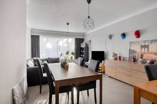 <p><span>Instapklaar 2 slaapkamer appartement met terras op toplocatie!<br /></span><span>Dit charmant appartement bevindt zich op de eerste verdieping van een kleinschalig en goed onderhouden gebouw met centrale ligging dat anno 2010 gerenoveerd werd. De Pulhofwijk staat voor rustig en kwalitatief wonen op een boogscheut van het bruisende Antwerpen met diverse winkels, parken, scholen, sportfaciliteiten, openbaar vervoer en belangrijke invalswegen op wandelafstand. Het appartement geniet een gunstig EPC, conforme elektriciteit en heeft individuele meters. Daar het momenteel verhuurd is leent het zich ook perfect als zorgeloze investering met onmiddellijke huuropbrengsten. Mis deze mooie kans zeker niet!  </span></p><p><span><br /></span><span>Inkomhal, leefruimte, keuken &amp; berging:</span></p><p><span>U betreedt het appartement via de aparte inkomhal met parlofoon en plek voor de vestiaire. De woonkamer geniet veel natuurlijk licht en is voldoende ruim voor een gezellig salon in combinatie met een uitnodigende eetkamer. Onder meer dankzij de moluren, de hoge plafonds en de afgeronde hoeken ademt het appartement het nodige karakter. De ruime en bovenal geriefelijke keuken is voorzien van een keramisch vuur, dampkap, combi-oven, vaatwasser en koelkast met vriesvak. Bovendien is er ook een handige berging die ideaal is voor het kuisgerief. <br /><br /></span><span>Slaapkamers, badkamer:<br /></span><span>De eerste slaapkamer ligt aanpalend de leefruimte en leent zich ook perfect als bureau, dressing, speelkamer, hobbyruimte of als uitbreiding op uw leefruimte. De riante master (ca. 12,5m²) met rechtstreekse toegang tot het terras ligt aan de nog rustigere achterzijde van het gebouw, waardoor een goede nachtrust alsook uw privacy gegarandeerd is. De onderhoudsvriendelijke badkamer omvat een ligbad/douche combinatie, lavabo, handdoek-radiator, toilet, hangkast en een nis met de aansluitingen voor wasmachine en droogkast. Ook de nieuwe HR condensatieketel (2026) vindt u hier terug.</span></p><p><span><br /></span><span>Terras, kelder &amp; garagebox:</span></p><p><span>Op het NO-gerrichte terras is het ook op de heetste zomerdagen aangenaam vertoeven. De ideale plek voor uw kopje koffie en ontbijt in de ochtend, een sprankelend aperitief na thuiskomst van een drukke dag of een lekker maaltijd met uw partner en/of vrienden. Een ruime, privatieve kelder is inbegrepen. Indien gewenst heeft u de mogelijkheid om een bovengrondse garagebox aan te kopen op het naastgelegen perceel (€ 32.000). Een ware luxe alsook een absolute meerwaarde.</span></p><p><span><br /></span><span>Extra troeven:</span></p><p><span>- Mobiscore 9,3/10</span></p><p><span>- EPC B<br />- Deels HR beglazing</span></p><p><span>- Nieuwe HR condensatieketel 2026</span></p><p><span>- Dakisolatie 10 cm PUR</span></p><p><span>- Gevelisolatie</span></p><p><span>- Elektriciteit conform</span></p><p><span>- Individuele meters</span></p><p><span>- Laag KI</span></p><p><span>- Terras</span></p><p><span>- Kelder</span></p><p><span>- Garagebox</span></p><p><span> </span></p>