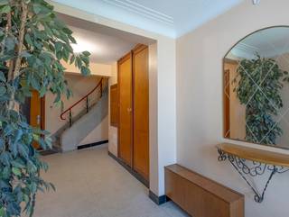 Lichtrijk hoekappartement met 2 ruime slaapkamers en garage in hartje AnderlechtOntdek dit aangename appartement op de derde verdieping van een...