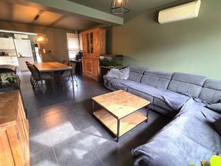 <p>Deze woning is gelegen op een zeer mooi perceel van 12a87ca, oost georiënteerd. Gelegen in een rustige straat nabij de dorpskern van Hulshout. Gunstige verbinding naar Heist.<br /><br />De woning werd in 2017 grondig gerenoveerd en voorzien van een vernieuwde aanbouw. <br />Nieuw dak, nieuwe PVC ramen HR dubbel glas, geïsoleerde gevels, verwarming via warmtepomp met airco units die kunnen warmen en koelen, 30 zonnepanelen 9900WP, nieuwe keuken, badkamers, vloeren.<br />Regenwaterput met aansluiting op de toiletten en buitenkraan.<br /><br />Het betreft een zeer ruime woning van 240m² met op het gelijkvloers een woonkamer met zithoek en eethoek voorzien van pelletkachel. Open keuken uitgerust met alle toestellen en comfort. Aansluitend wasplaats voorzien van ligbad, lavabomeubel en toilet.<br />Het verdiep biedt toegang tot 3 zeer mooie slaapkamers en een nieuwe badkamer met ligbad, inloopdouche, lavabomeubel en toilet. <br />Het 2de verdiep geeft uit op een open polyvalente ruimte die makkelijk kan heringedeeld worden in 2 slaapkamers. Reeds voorzien van verwarming en airco, vaste trap, 4 velux ramen met verduistering.<br />Kleine berging kelder.<br /><br />Het perceel is afgesloten met een automatische poort die toegang biedt tot een carport met ruimte voor meerdere wagens, een ruim garage bijgebouw van 40m² en een extra berging bijgebouw.<br />Achteraan het bijgebouw is een zeer charmante overdekte zithoek gecreëerd die ongetwijfeld zal zorgen voor sfeervolle zomerse avonden. Vanuit deze zithoek hebt u een prachtig zicht op de tuin die onderhoudsvriendelijk werd aangeplant.<br /><br />Troeven:<br />- nieuw dak, ramen, elektriciteit conform gekeurd<br />- EPC B: dakisolatie, gevelisolatie, zonnepanelen, warmtepomp<br />- 5 ruime slaapkamers<br />- 2 badkamers<br />- 2 grote bijgebouwen<br /><br />Deze woning is ideaal voor mensen die op zoek zijn naar een instapklare, volledig vernieuwde woning met ruimte tot 5 slaapkamers, veel parkeergelegenheid en een ruim bijgebouw.<br />Contacteer Dupont Vastgoed voor meer inlichtingen op 015 15 15 15</p>
