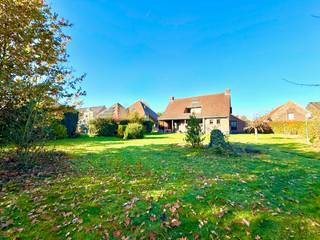 Op zoek naar een ruime, stevig gebouwde woning op een toplocatie? In Oosteeklo vind je deze kloeke alleenstaande woning uit 1986, perfect...