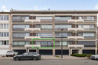 Op zoek naar een modern, instapklaar appartement op een uitstekende locatie? Dit aangename appartement op de eerste verdieping in Mortsel biedt alles wat u nodig heeft om zorgeloos te wonen. Dankzij de aanwezige lift is het gebouw vlot toegankelijk voor iedereen.<br /><br />Bij binnenkomst wordt u verwelkomd in een ruime inkomhal met praktische vestiairekasten, van waaruit u toegang heeft tot alle ruimtes. De lichte leefruimte geniet dankzij een groot schuifraam van een overvloed aan daglicht. Van hieruit bereikt u ook het balkon.<br />De functionele keuken is uitgerust met een gasvuur en spoelbak en biedt eveneens toegang tot het balkon.<br /><br />Verder beschikt het appartement over twee ruime slaapkamers (14/12 m²) en een handige berging, die perfect kan dienen als bureau of dressing.<br /><br />De ruime badkamer is uitgerust met een inloop/regendouche, dubbele lavabo, aansluiting voor een wasmachine én een toilet. Daarnaast is er nog een apart gastentoilet aanwezig.<br /><br />Ten slotte beschikt het appartement over een ondergrondse parkeerplaats (verplicht aan te kopen voor €10.000) en een privatieve kelderberging.<br /><br />De vaste kosten bedragen € 204/maand (werkkapitaal voor onderhoud gemene delen en water).<br /><br />Troeven:<br />+ Bewoners kunnen gebruik maken van de gemeenschappelijke tuin en de fietsenstalling<br />+ 2 volwaardige slaapkamers<br />+ Voldoende opbergruimte voorzien<br />+ Rustige wijk<br />+ Nabij winkels, scholen en openbaar vervoer