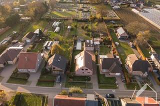 Dit prachtig, comfortabel landhuis met zwembad + dubbele garage ligt op een perceel van 1790m2, nabij het centrum van Broechem. We betreden  ...