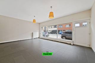 Ontdek dit ruime en praktisch ingedeelde appartement van 133 m², gelegen op de gelijkvloerse verdieping van residentie La Boglivado aan de Nieuwpoortsesteenweg. Dankzij de centrale ligging geniet u van een vlotte bereikbaarheid en alle voorzieningen in de nabije omgeving.<br /><br />Het appartement beschikt over een grote leefruimte, een keuken met praktische berging, een badkamer, een apart toilet en twee ruime slaapkamers. Achteraan bevindt zich bovendien een koer, ideaal als extra buitenruimte.<br /><br />Dit eigendom biedt een doordachte indeling en tal van mogelijkheden, zowel voor eigen bewoning als voor investeerders. <br /><br />Daarnaast is er de mogelijkheid tot aankoop van een garagebox in hetzelfde gebouw, wat extra comfort en praktische parkeerruimte biedt.<br /><br />Bent u op zoek naar een ruim appartement met potentieel op een centrale locatie?<br /><br />Contacteer ons vandaag nog voor meer informatie of een bezichtiging.<br /><br />