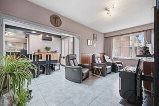 <br /><br />Bent u op zoek naar een<strong> ruime woning met veel potentieel én commerciële mogelijkheden</strong>? Dan is deze eigendom op een vlot bereikbare ligging te Booischot zeker een bezoek waard.<br /><br />Deze karaktervolle woning beschikt over maar liefst<strong> 5 volwaardige slaapkamers</strong> en <strong>2 badkamers</strong>, waardoor ze uitermate geschikt is voor grote gezinnen of wie extra ruimte wenst voor hobby, logees of thuiswerk. Op het gelijkvloers bevindt zich naast de <strong>lichtrijke leefruimte </strong>en de <strong>ingerichte keuken</strong> ook een <strong>afzonderlijk bureel</strong>, ideaal voor een vrij beroep of thuiswerk.<br /><br /><strong>Ruime en functionele loods</strong> die tal van gebruiksmogelijkheden biedt. Deze kan perfect dienen als opslagruimte, werkplaats, magazijn of voor het uitoefenen van een zelfstandige activiteit.<br />De loods is uitgerust met <strong>twee sectionale poorten</strong>, wat zorgt voor een vlotte toegankelijkheid voor voertuigen, leveringen of professioneel gebruik. Daarnaast zijn er één of meerdere <strong>atelier- of werkruimtes</strong> voorzien, ideaal voor ambachtelijke activiteiten, stockage of hobbyprojecten.<br /><br />Dankzij de indeling en zichtbaarheid langs de straat biedt deze eigendom bovendien de <strong>mogelijkheid tot het</strong> <strong>uitoefenen van een handelsactiviteit </strong>of zelfstandige activiteit (mits de nodige vergunningen). De ruime parkeermogelijkheden vormen hierbij een absolute troef voor klanten of bezoekers.<br /><br /><u><strong>Extra troeven</strong></u>:
<ul>
	<li>Zonnepanelen</li>
	<li>Airconditioning</li>
	<li>Renovaties uitgevoerd in 1995 en 2003</li>
	<li>Degelijke basis met tal van mogelijkheden</li>
	<li>Veel parkeergelegenheid</li>
</ul>
<br />Met een gerichte opfrissing of renovatie kan deze woning worden omgevormd tot een prachtige, hedendaagse thuis of een combinatie van wonen en werken.<br /><br />Bent u op zoek naar ruimte, zichtbaarheid en potentieel op een strategische locatie? Contacteer Anne vandaag nog op het nummer 0472/78.40.49 voor meer informatie of een bezoek ter plaatse.