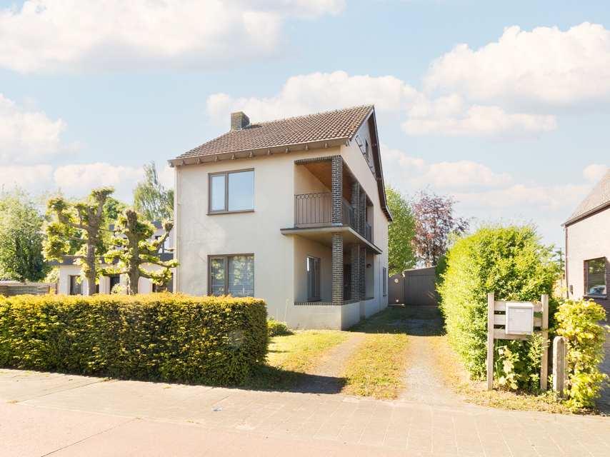Te renoveren woning met 4 slaapkamers in een groene omgeving - foto 1