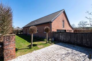 <strong>Riante, gerenoveerde hoeve (1932) nabij Provinciaal Groendomein Prinsenpark op privé-domein van ca. 2 hectare. De hoeve met paardenstallen werd in 2001 en verder in 2020 (dak, zonnepanelen) en 2025 (verwarming) doorgedreven gerenoveerd en omvat 4 à 6 slaapkamers, 2 badkamers,1 douchekamer, een thuiskantoor, een poolhouse en een afzonderlijke paardenstal (9 boxen) met directe toegang tot de aangrenzende weides en zandpaddock. De weides zijn volledig omheind en voorzien van automatische drinkbakken voor weidedieren. De hoevevilla zelf ademt authenticiteit en warmte en is kwalitatief afgewerkt en zeer ruim. Zij biedt een combinatie van wooncomfort, praktische voorzieningen (o.a. douchekamer in het poolhouse, riante benendenbadkamer, etc.) en beschikt over een grote inpandige garage die bijkomend gebruikt kan worden voor opslag of betrokken binnen het woongeheel. De woning beschikt over een uiterst gunstige EPC-score van 113kWh/m²/jaar (label B) en is asbestveilig. </strong><br /><br /><strong>De ligging van het domein is uniek en de troef bij uitstek. De woning is zuid(west)georiënteerd en gelegen in agrarisch gebied. Er is voldaan aan voorwaarden 'zonevreemde woning', wat maakt dat het domein ook bewoond kan worden en niet louter moet dienen in het kader van (para-)agrarische activiteiten. Het uitgestrekt gebied Wenen-Geenend-Prinsenpark is één van de mooiste en meest natuurlijke buurten te Retie. De residentiële aard van de wijk (ondanks agrarisch gebied) maakt dat deze wijk uiterst rustig is. Bovendien is de woning gelegen op wandelafstand van natuurgebieden (o.a. Prinsenpark), wandel- en fietsroutes, sportvoorzieningen ('t Vossekot), Meulenzicht en De Watermolen Retie, etc. </strong><br /><br /><em>Gelijkvloers niveau:<br /></em><strong><br /></strong><span>Via de inkomhal met ruimte voor garderobe en gastentoilet heeft u toegang tot de thuiskantoorruimte en de woonkamer. De leefruimte met fraai zicht op de tuin en achterliggende paardenweiden is opgedeeld in een eetgedeelte en een gezellige zithoek op tussenniveau. Onder deze zithoek is een authentieke bergkelderruimte aanwezig. Vanuit de lichte leefruimte heeft u verder toegang tot de keuken met op zijn beurt toegang naar de buitenhal. De keuken is open (verbonden met de woonkamer), enorm lichtrijk en volledig uitgerust. Aan deze keuken bevindt zich de hal die toegang geeft tot de tuin, een riante benedenbadkamer (met douche, twee lavabo's en inbouwkasten), de wasplaats en grote garage met sectionaalpoort.</span><br /><br /><em>Bovenverdieping:<br /></em><strong><br /></strong><span>Op het eerste verdiep bevindt zich o.a. een ruime hoofdslaapkamer met 2 inloopdressings. De bovenbadkamer is uitgerust met ligbad, inloopdouche en toilet. Verder zijn er op deze verdieping bijkomend 3 volwaardige slaapkamers, ideaal voor kinderen, logés of extra opslag, werk-/hobbyruimtes. </span><br /><br /><em>Stalgebouw en buitenruimte:<br /></em><strong><br /></strong><span>Het eigendom is verder bijzonder geschikt voor dierenliefhebbers. De stalaccommodatie is voorzien van 9 ruime paardenboxen, elk uitgerust met automatische drinkbakken. Verder is er ruimte voor opslag of inrichting van fokfaciliteiten, zadelkamer, etc. De paarden (of andere weidedieren) kunnen via de binnenkoer rechtstreeks naar de aanpalende, ruime en opgedeelde weides en zandpaddock, wat zorgt voor een uiterst optimale leef- en trainingsomgeving. De achterliggend gelegen weides zijn allen stijlvol afgemaakt in hout en voorzien van drinkwater.</span><br /><br /><span>Bijzonderheden</span>:<br />- Uitzonderlijke ligging: uitgestrekt domein nabij Prinsenpark<br />- Nabij Nederland en verbindingsweg E34 (Antwerpen - Eindhoven)<br />- Regio met sterke affiniteit voor paarden: diverse stoeterijen, maneges en hippische faciliteiten<br />- Centrale ligging: het Azelfhof, Sentower Park en De Peelbergen zijn goed bereikbaar<br />- Uiterst zorgeloze woning: o.a. B-label en asbestveilig