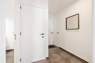 <p><span>Prachtig 1-slaapkamer appartement in het hartje van Beveren</span></p><p><span> </span></p><p><span>Dit betreft een uitstekend gelegen 1-slaapkamer appartement op de eerste verdieping van een klassevolle residentie met prachtig overdekt terras en ondergrondse parkeerplaats en berging.</span></p><p><span>Het appartement bevindt zich in de stadskern op wandelafstand van lokale faciliteiten zoals winkels, openbaar vervoer &amp; scholen. </span></p><p><span>De uitstekende locatie, de aangename woonsfeer met veel lichtinval &amp; de ondergrondse autostaanplaats zijn slechts enkele van de vele troeven die dit appartement te bieden heeft. </span></p><p><span> </span></p><p><span>INDELING</span></p><p><span>Inkomhal met apart toilet &amp; vestiaire kast. </span></p><p><span>Lichtrijke open keuken voorzien van een keramische kookplaat met ingebouwde dampkap, vaatwasser, ijskast &amp; oven &amp; schuifraam naar het terras. </span></p><p><span>Aangename leefruimte met toegang tot het terras. </span></p><p><span>Badkamer voorzien van een inloopdouche &amp; dubbel lavabo meubel. </span></p><p><span>Ruime slaapkamer (14m²). </span></p><p><span>Overdekt terras met 2 schuiframen (20,5m²). </span></p><p><span>Ondergrondse parkeerplaats &amp; berging van 8m². </span></p><p><span> </span></p><p><span>EXTRA</span></p><p><span>Bouwjaar 2018.</span></p><p><span>Gunstig E-peil (E38). </span></p><p><span>Vloerverwarming via warmtepomp. </span></p><p><span>ALU dubbele beglazing. </span></p><p><span>Onmiddellijk beschikbaar. </span></p><p><span>Ondergrondse berging. </span></p><p><span>+ €65,00 gemeenschappelijke kosten</span></p><p><span>+ €85,00 ondergrondse autostaanplaats (niet verplicht) </span></p><p><span>Zonnepanelen aanwezig. </span></p><p><span>Gelegen op de 1e verdieping, lift aanwezig. </span></p><p><span>Gemeenschappelijke tuin, fietsenberging &amp; vuilnis opslagruimte. </span></p><p><span>Uitstekend gelegen op een steenworp van de markt. </span></p><p><span>Op wandelafstand van alle lokale faciliteiten &amp; winkelstraat. </span></p><p><span>Vlotte verbindingsmogelijkheden via E17 en N70 (Antwerpen-Gent). </span></p><p><span> </span></p><p><span>E-peil 38 - A label.</span></p><p><span>Wg - Vg - Vv- Gvkr - Gdv</span></p><p><span> </span></p>