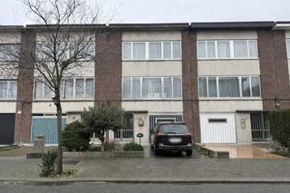 Deze huurwoning in kent de volgende indeling: Gelijkvloers:- inkomhal met gastentoilet - ruime berging met aansluiting voor wasmachine en...